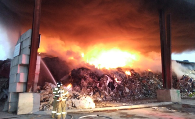 지난 16일 김제의 한 폐기물처리장에서 화재가 발생해 소방대원들이 화재 진압에 난서고 있다. 사진제공= 전북소방본부.