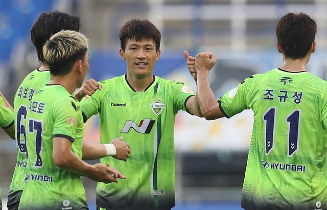 28일 울산 문수축구경기장에서 열린 프로축구 하나원큐 K리그1 울산 현대와 전북 현대의 경기에서 전북 한교원이 골을 넣고 동료들과 환호하고 있다. 연합뉴스