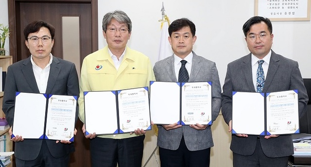 29일 정읍시가 신정동 첨단과학산업단지에 새롭게 입주를 희망하는 (주)에코비즈넷·(유)한터·(주)안정개발과 투자협약(MOU)을 체결한 후 기념촬영을 하고 있다.