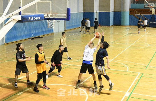 전주시와 전주시설관리공단이 코로나19 확산 방지에 소극적인 태도를 보이고 있다. 익산시와 완주군 등은 확진자가 발생하자 강화된 생활 속 거리두기로 전환하며 공공시설 운영 중단을 실시한 것과 대조적으로 전주시와 전주시설관리공단은 민원발생 등의 이유로 공공시설을 계속 운영하고 있는 가운데 29일 시설 이용객들 간의 집단감염 등이 우려되고 있다. 오세림 기자