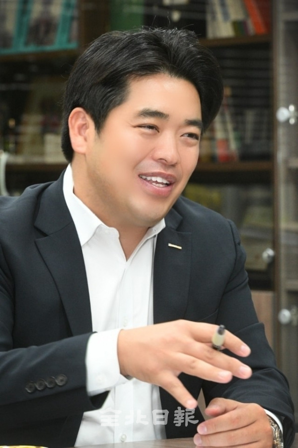 HS그룹 유태호 대표이사가 친환경 유기농자재와 식품산업 등으로 10년내 1만명의 고용창출과 매출 1조원 달성 기업으로 성장해 나가겠다는 포부를 밝히고 있다. 오세림 기자