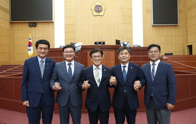 (왼쪽부터) 김희수 교육위원장, 문승우 행자위원장, 이명연 환복위원장,김철수 농산경제위원장, 이정린 문건위원장.