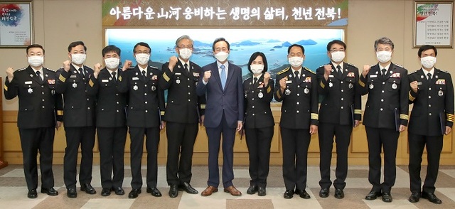 전북도는 30일 도청 접견실에서 전북소방본부 및 전주, 익산, 군산 등 신임 소방서장에 임명장 수여식을 열고 기념촬영을 하고 있다. 사진제공=전북도