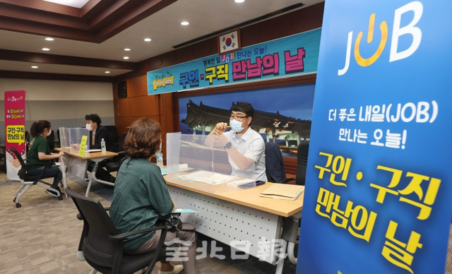 코로나19 여파로 기업마다 신규 인력 채용 부족과 확산 방지를 위해 취업 박람회 등이 취소되고 있는 가운데 30일 전주시청 회의실에서 오랜만에 열린 '구인·구직 만남의 날' 행사에서 구직자들이 현장 면접을 하고 있다. 조현욱 기자