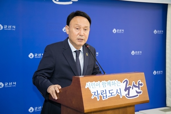 1일 강임준 군산시장이 시청 브리핑실에서 지난 2년간의 주요 시정 성과와 향후 시정운영 방향에 대한 기자회견을 하고 있다.