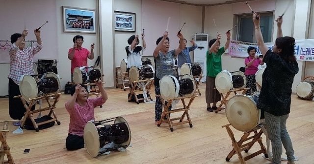 남원시 행복학습센터 프로그램에 참여한 시민들 모습.