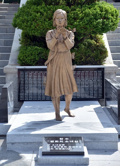 장수 평화의 소녀상.