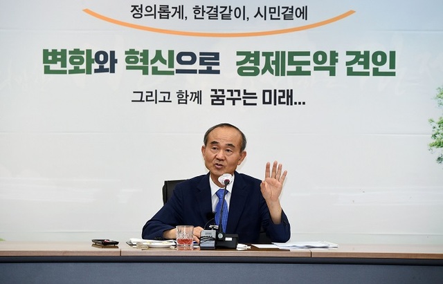 1일 박준배 김제시장이 문화예술회관 대공연장에서 기념식을 열고 취임 2년간의 성과와 비전을 밝히고 있다.