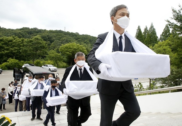 1일 세종시 추모의 집에서 김승수 전주시장과 전주형무소 민간인희생자 유족 등 30여 명이 참석한 가운데 한국전쟁 당시 민간인 희생자에 대한 유해 안치식을 가졌다.