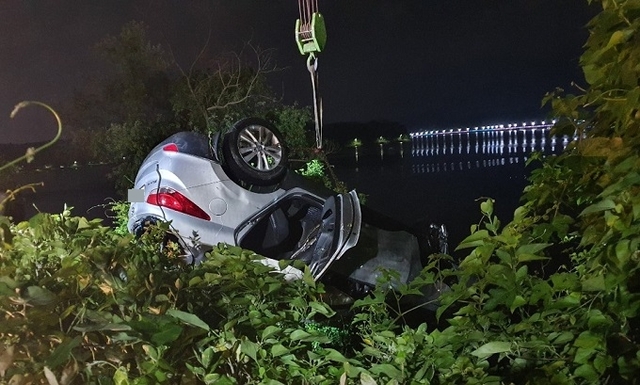 지난 26일 새벽 군산 은파유원지에 SUV 차량 한 대가 호수로 추락해 20대 탑승자 4명이 숨지는 사고가 발생했다. 사진=독자 제공.