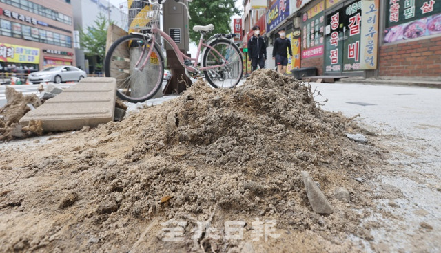 전주시외버스터미널 앞 보도 정비 공사가 이어지고 있는 1일 인도 곳곳에 공사 자재와 장비들이 널브러져 있어 보행자들이 불편을 겪고 있다. 조현욱 기자