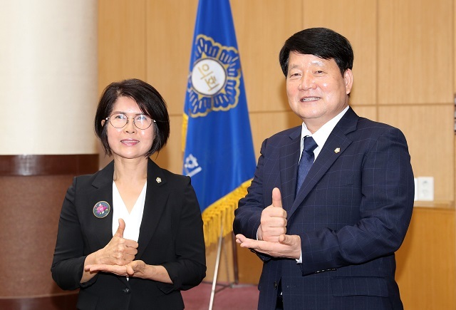 제11대 전주시의회 후반기 강동화 신임 의장(오른쪽)과 이미숙 신임 부의장.