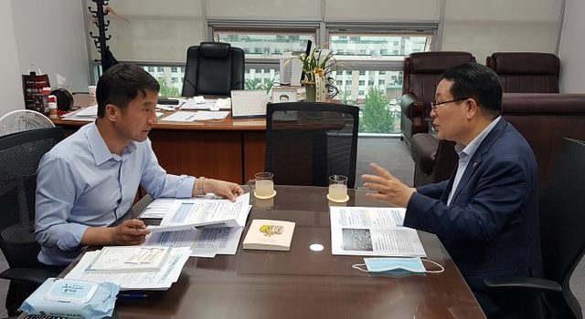 1일 정헌율 익산시장(오른쪽)이 국회를 방문해 한병도 국회의원에게 지역 현안 해결에 대해 협조를 당부하고 있다.