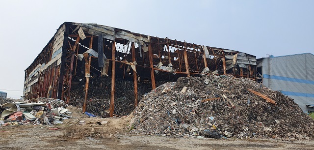 지난달 화재가 발생한 군산 비응도동의 한 창고, 최초 화재 신고가 접수된 지 일주일만에 진화됐다. 사진제공= 전북소방본부