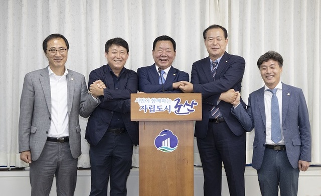 2일 제8대 후반기 군산시의회 의장단이 시청 브리핑실에서 기자회견을 갖고 기념촬영을 하고 있다.