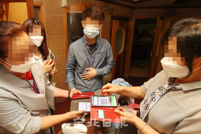 노래방과 유흥주점 등 집단감염 고위험시설 전자출입명부(QR코드) 도입이 실시된 1일 전주시의 한 노래방에서 공무원들이 지도단속을 하고 있다. 조현욱 기자