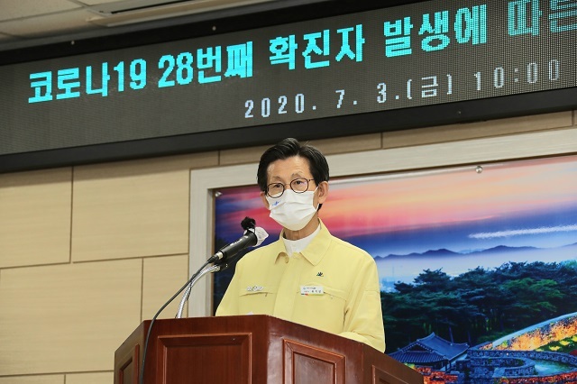 유기상 고창군수가 지난 3일 오전 군청 종합상황실에서 코로나19 확진자 발생 관련 긴급브리핑을 진행하고 있다.