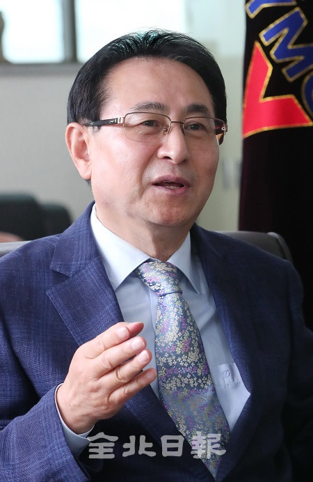 취임 100일을 맞은 전주YMCA 제19대 한제욱 이사장이 본보와의 인터뷰에서 앞으로 임기동안의 추진 사업 목표에 대해 말하고 있다. 조현욱 기자