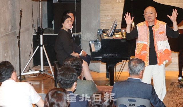 전북일보 리더스아카데미 제7기 10강이 완주군 오스갤러리에서 열린 2일 임동창 피아노 연주가 겸 작곡가가 '우리의 몸을 조각하고 퍼즐을 맞춰주는 연주와 음악'을 주제로 강연하고 있다. 조현욱 기자
