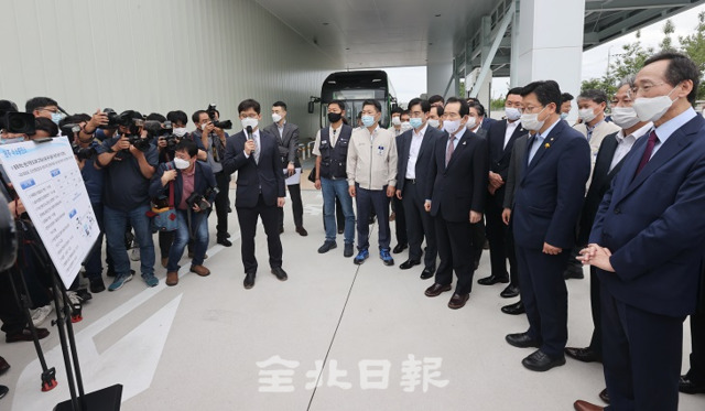 지난 3일 정세균 국무총리를 비롯한 송하진 도지사, 안호영 국회의원, 김승수 전주시장, 박성일 완주군수, 공영운 현대자동차 사장 등 관계자들이 완주 수소충전소를 방문해 충전소 현황 브리핑을 듣고 있다. 조현욱 기자