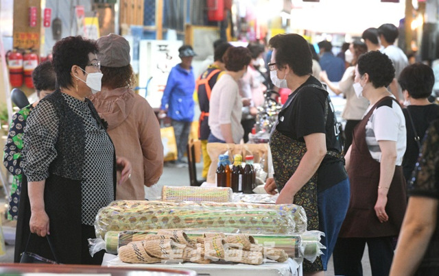 코로나19로 침체된 내수경제 활성화와 경제위기 극복을 위해 3일부터 진행된 대한민국 동행세일 전북지역 행사에 참여한 전주 남부시장 상인들이 페이백행사와 경품 등을 마련해 시민들이 행사장에서 물건을 구매하고 있다. 오세림 기자