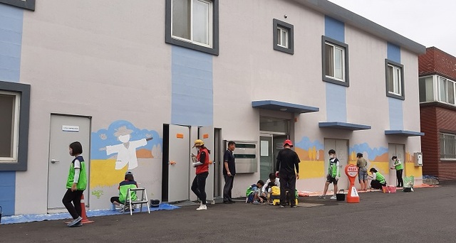 지난 4일 익산희망연대 소속 ‘붓으로 만드는 세상’이 함열읍 농업인회관에서 벽화그리기 사업을 전개했다.