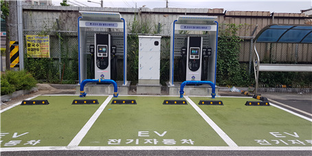 군산시가 공영주차장 5곳에 50kW와 100kW 전기차 급속충전기 10기를 설치했다.