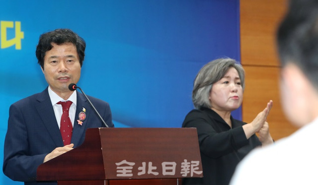 지난 2일 전북교육청 회의실에서 열린 김승환 교육감 취임 10주년 기자회견에서 김승환 교육감이 기자들의 질의에 답변하고 있다. 전북일보 자료사진