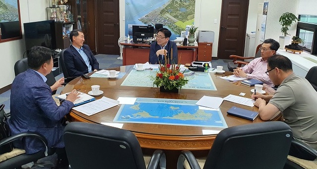 6일 대한전문건설협회 전라북도회가 군산지방해양수산청을 방문해 지역건설산업 활성화 방안 마련과 전문건설업 공사물량 확보 및 수주확대를 위한 간담회를 가졌다.