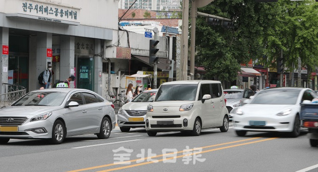 6일 전주시외버스터미널 앞 도로에 한 차량이 도로 한가운데 정차를 하고 있어 교통사고를 유발하고 있다. 조현욱 기자