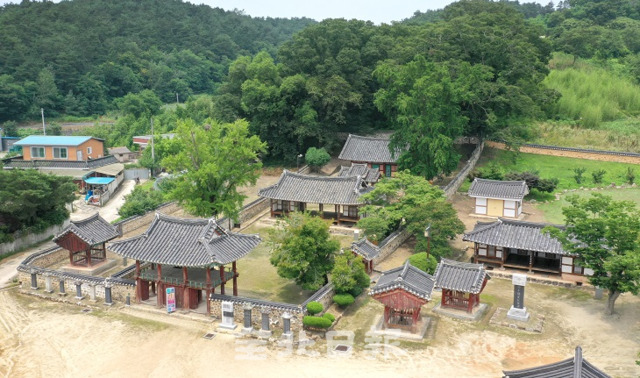 한국의 9개 서원이 유네스코 세계문화유산으로 등재된지 1년을 맞은 6일 정읍 무성서원의 소박하지만 자연의 섭리를 거스리지 않은 건축물과 누구나 공부 할 수 있는 보편적 교육기관의 모습이 그대로 남아 있다. 오세림 기자