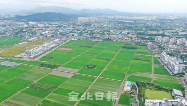 전북도가 탄소융복합산업 규제자유특구로 지정이 발표된 6일 전주.군산.완주 일대 15개 실증구역이 구축되며 탄소산업과 관련된 민간기업 10개사와 연구기관 등 6개 기관이 참여해 탄소산업 발전을 이끌 전망인 가운데 전주탄소소재국가산업단지도 개발이 본격화 될 전망이다. 오세림 기자
