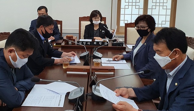 지난 2일 김제시의회에서 열린 윤리특별위원회 1차 회의에서 의원들이 안건을 살피고 있다.