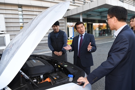 박성일 완주군수가 관계자로부터 수소 전기차에 대해 설명을 듣고 의견을 나누고 있다.