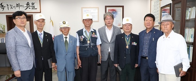 정읍시가 6·25전쟁 참전유공자를 초청해 감사메달을 전수하고 기념촬영을 하고 있다.