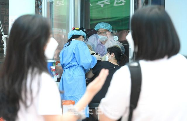 전주덕진선별진료소에 코로나19 검사를 받으려는 시민들의 발길이 이어지고 있다. 전북일보 자료사진.