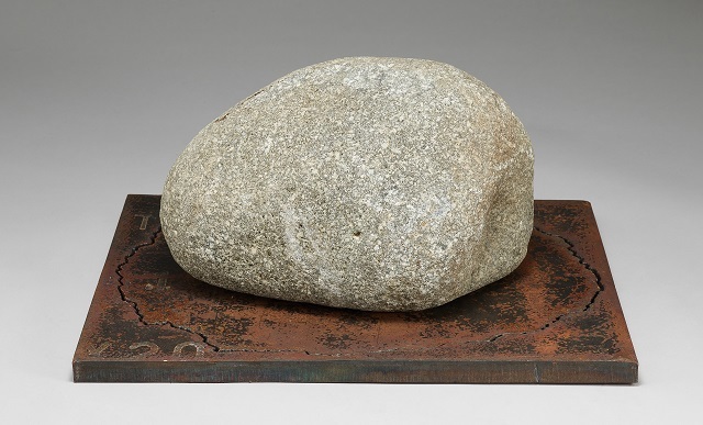 이우환(1936~ ), 돌·철, 23 × 50.3 × 40cm, 1988.