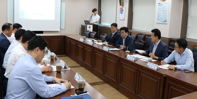 8일 금융감독원 전북지원 회의실에서 열린 금융소비자 보호 강화를 위한 민원간담회 모습.