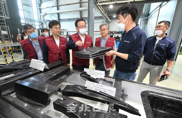 8일 전북을 방문한 김부겸 민주당 전 의원이 한국 탄소융합기술원 상용화기술센터를 찾아 탄소 시제품 등을 둘러보며 관계자로부터 설명을 듣고 있다. 오세림 기자