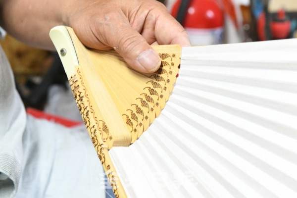 작업 중인 김동식 선자장 / 사진=오세림 기자