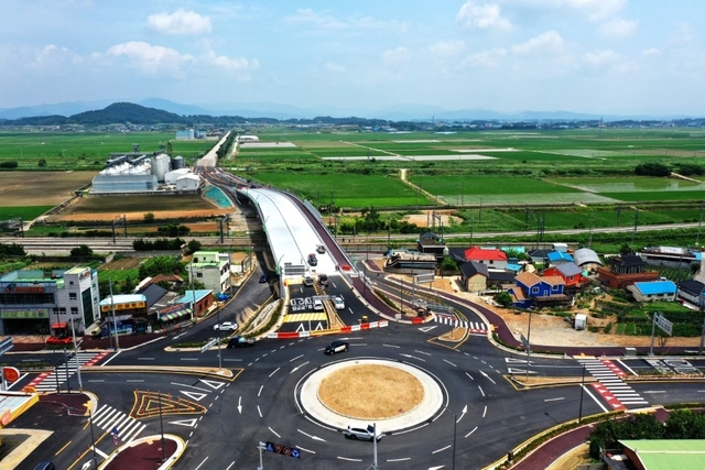 드론으로 촬영한 김제육교. 김제육교는 지난 2018년 5월 재가설 공사를 착수했으며, 지난달 30일 임시 개통했다. /사진제공=김제시