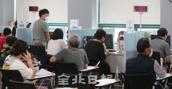 9일 전주고용복지플러스센터가 고용안정지원금을 신청하기 위해 몰린 방문객들로 북적이고 있다. 조현욱 기자