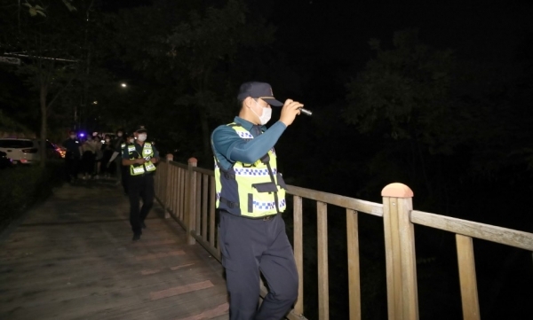 경찰에 박원순 서울시장이 실종됐다는 신고가 들어온 9일 오후 서울 종로구 와룡공원 일대에서 경찰이 야간수색을 하고 있다. /연합뉴스