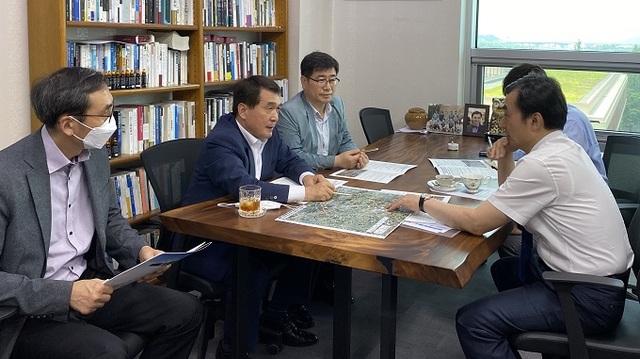 박성일 완주군수가 기재부 2차 예산 심의를 앞두고 정부세종청사·국회를 연달아 방문해 주요 현안사업에 대한 국가예산 확보 활동을 벌였다