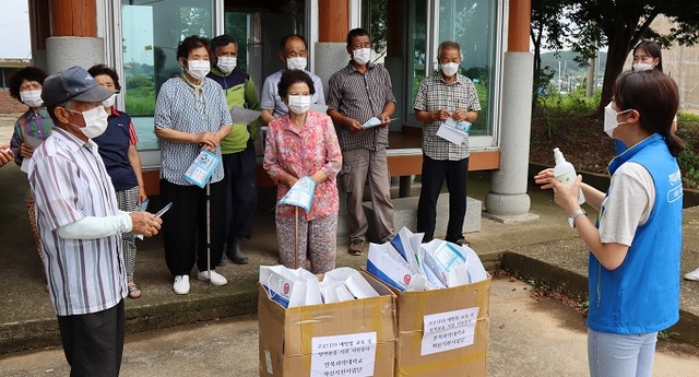 전북과학대학교 학생자원봉사단이 고부면 마정마을 어르신 40여명을 대상으로 코로나19 예방활동을 펼쳤다.