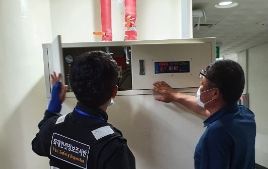 김제소방서가 소방시설 등 자체점검 운영 실태 점검을 위해 소방서 간 교차점검을 실시하고 있다.