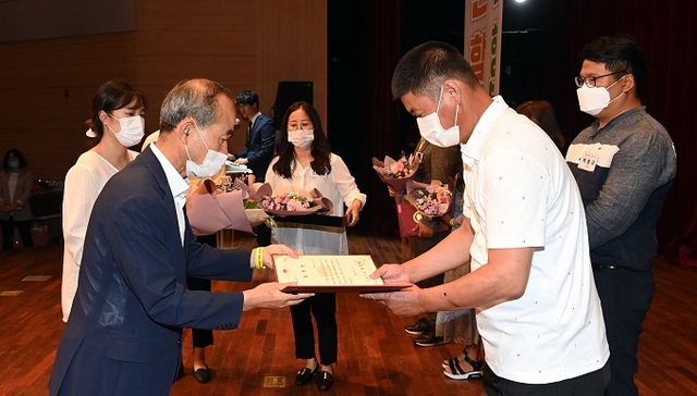 지난 10일 박준배 김제시장이 2020년 제1회 김제시 인구의 날 기념행사에서 다자녀 유공자에게 시상을 하고 있다.