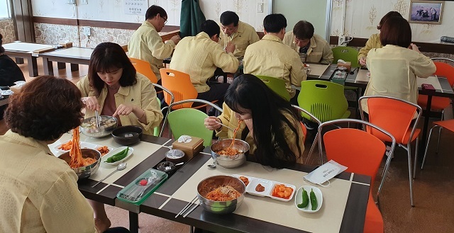 지난 9일 익산시 직원들이 코로나19 확진자가 방문했던 시내 한 음식점을 찾아 매출 향상에 보탬을 주고 있다.