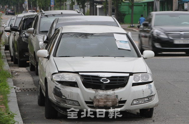 지난 11일 전주시 팔복로를 비롯한 시내 곳곳에 무단으로 차들이 방치돼 있다. 조현욱 기자