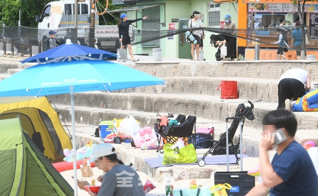 변산해수욕장과 격포해수욕장 등 도내 유명 해수욕장에는 11일 개장을 맞아 많은 휴양객들이 찾았지만 코로나19 확산 방지를 위해 쳐놓은 천막 울타리를 발열체크도 받지 않고 무단으로 넘거나 마스크를 쓰지 않는 등 안전불감증이 만연해 휴양객들의 방역수칙 준수가 요구되고 있다. 오세림 기자